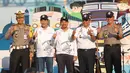 Komisaris Utama Bank BRI Andrinof A Chaniago (tengah) foto bersama Dirut Bank BRI Suprajarto (dua kiri), Dirjen Perhubungan Darat Budi Setiadi (dua kanan) dan Kabaharkam Polri Irjen Pol Condro Kirono (kanan) saat melepas peserta Mudik Bareng BRI di Jakarta, Selasa (28/5/2019).(Liputan6.com/Pool/BRI)