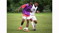 Pemain gaek, Elie Aiboy (kiri), bakal jadi modal PSP Padang dalam Piala Wali Kota Padang 2016. (Bola.com/Arya Sikumbang)
