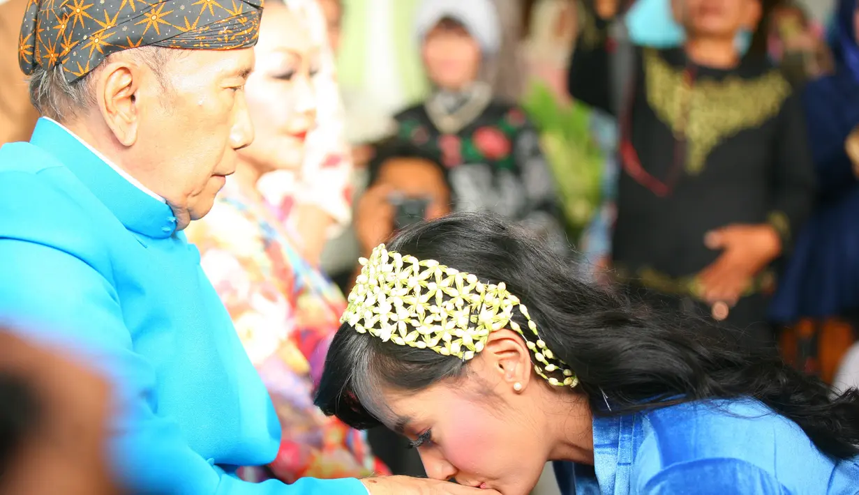 Acara pengajian dimulai sekitar pukul 14.00 WIB. Sekitar 50 anak yatim dari Yayasan Al Furwon dihadirkan untuk ikut mendoakan agar pernikahannya berjalan langgeng dan mendapat keberkahan. (Nurwahyunan/Bintang.com)