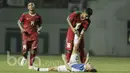 Pemain Timnas Indonesia U-16, Fadilah Nur Rahman, membantu pemain Singapura, Marc Ryan yang cidera pada laga uji coba Internasional di Stadion Wibawa Mukti, Cikarang, Kamis, (8/6/2017). Indonesia menang 4-0. (Bola.com/M Iqbal Ichsan)