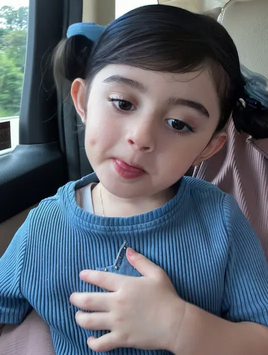 Di potret ini, Guzel terlihat imut mirip karakter Boo di film Monster Inc. Ia kenakan knitwear dan rambut ikat dua [@guzelimalisyakieb]