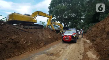 Kendaraan bermotor melintasi ruas jalan Cipanas - Cianjur yang sudah dibuka setelah terjadi longsor akibat gempa bumi di kawasan Cugenang, Cianjur, Jawa Barat, Selasa (22/11/2022). Ruas jalan Cipanas - Cianjur dibuka secara situasional karena di kawasan tersebut masih dilakukan proses evakuasi warga yang masih tertimbun longsor. (merdeka.com/Arie Basuki)