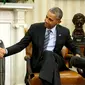 Presiden AS Barack Obama dan Presiden RI Jokowi berjabat tangan di Gedung Putih, Washington, Senin (26/10). Obama menyatakan siap memperkuat kerja sama dengan Indonesia mengingat Indonesia memainkan peran penting di Asia Tenggara. (REUTERS/Jonathan Ernst)