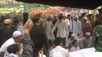 Pemakaman Hasyim Muzadi di Ponpes Al Hikam, Beji, Depok, Jabar, Kamis (16/3). (Liputan6.com/Ady)