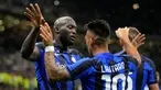 Pemain Inter Milan Lautaro Martinez melakukan selebrasi dengan rekan setimnya Romelu Lukaku (kiri) setelah mencetak gol ke gawang Spezia pada pertandingan sepak bola Serie A di Stadion San Siro, Milan, Italia, 20 Agustus 2022. Inter Milan menang 3-0. (AP Photo/Luca Bruno)