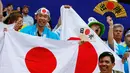 Suporter membentangkan bendera Jepang sebelum pertandingan grup H Piala Dunia 2018 melawan Kolombia di Mordovia Arena di Saransk, Rusia (19/6). Para suporter tim samurai biru ini tampil unik saat mendukung negaranya berlaga. (AFP Photo/Jack Guez)