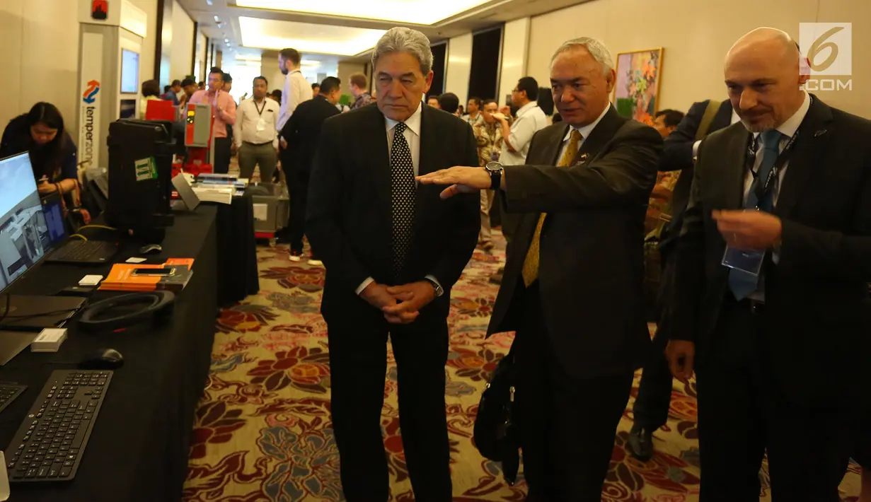 Wakil Perdana Menteri sekaligus Menteri Luar Negeri Selandia Baru, Winston Peters (kiri) saat mengunjungi booth perusahaan - perusahaan Selandia Baru usai membuka New Zealand Tech Day 2018 di Jakarta, Kamis (4/10). (Foto:Istimewa)