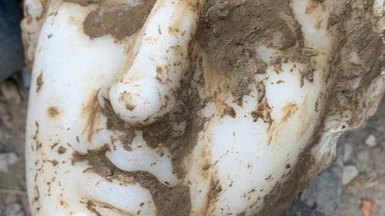 Begini bentuk patung kepala Dewi Aphrodite dari marmer yang ditemukan di bawah fondasi tembok.

Foto: Twitter @gualtierieurope