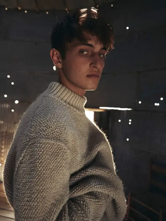 TMZ mempublikasikan sebuah foto yang menunjukkan Kendall Jenner berada di pangkuan Anwar dan mereka berciuman. (instagram/anwarhadid