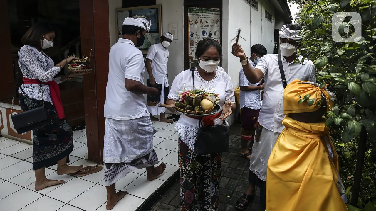 FOTO: Peringatan Hari Raya Galungan di Pura Amerta Jati Depok
