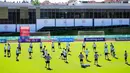 Para pemain Spanyol menghadiri sesi latihan tim di Las Rozas, Madrid, Spanyol, Senin (5/7/2021). Spanyol akan bermain melawan Italia pada pertandiangan semifinal Euro 2020. (AP Photo/Manu Fernandez)