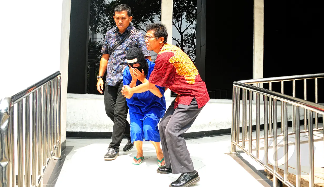 SA (45) terlihat meronta saat dibawa petugas menuju ruang tahanan, di Gedung BNN, Jakarta, Selasa (19/5/2015). SA dan AN, yang diduga menjadi kurir, ditangkap aparat BNN dengan barang bukti 12,29 kilogram sabu. (Liputan6.com/Yoppy Renato)