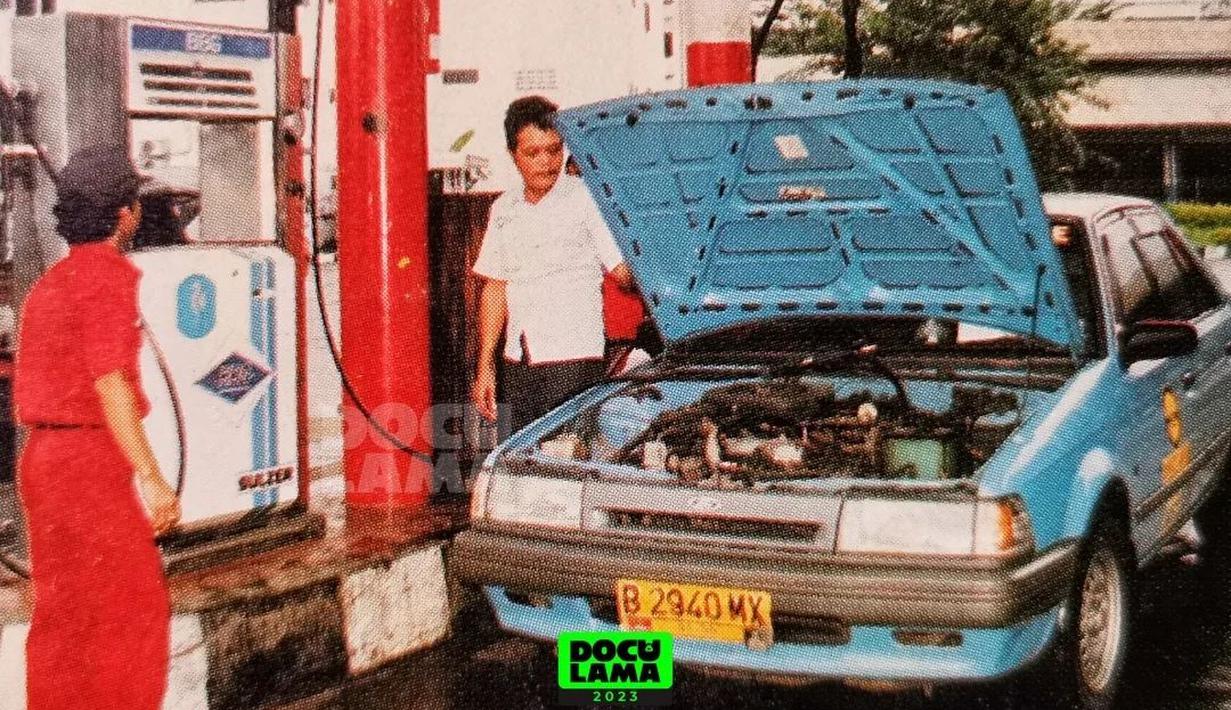 Taksi yang ingin mengisi BBG melalui ruang mesin. (Source: Instagram/@doculama)