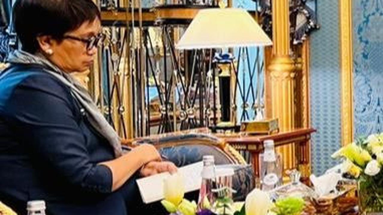 Sebagai informasi, Presiden Jokowi didampingi Menteri Luar Negeri Retno Marsudi dalam pertemuan itu.