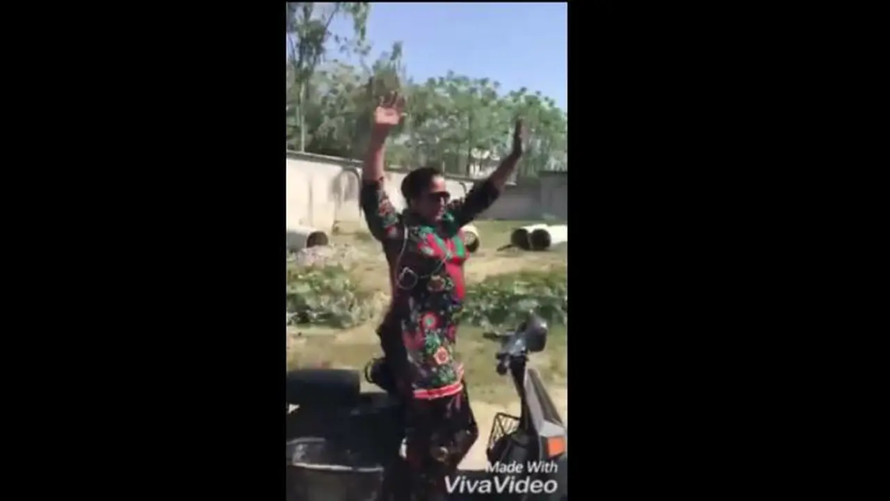 Emak-emak Joged di Motor Vespa