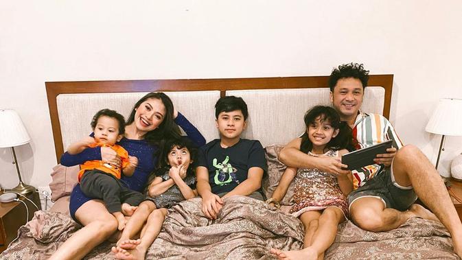 Giring Ganesha dan Keluarga (Sumber: Instagram/giring/)