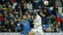 Aksi duel pemain Celta Vigo,  Theo Bongonda (kiri) dan pemain Real Madrid, Danilo saat berebut bola pada perempatfinal Copa del Rey leg pertama di Santiago Bernabeu stadium, Madrid, (18/1/2017). Madrid kalah 1-2.  (AP/Paul White)