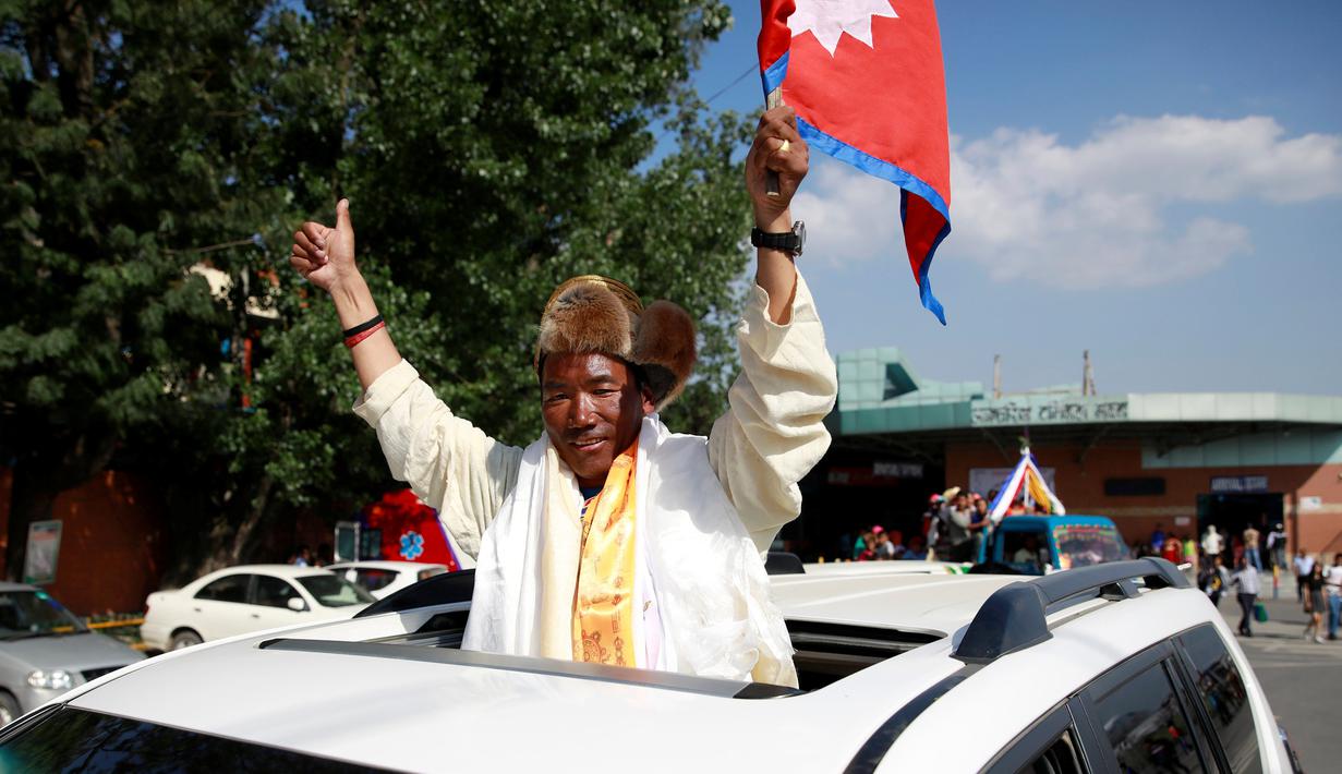 Pendaki asal Nepal, Kami Rita Sherpa melambaikan tangan setelah turun dari Gunung Everest di Kathmandu, Nepal, Sabtu (25/5/2019). Kami Rita Sherpa memulai pendakian yang ke-24 pada 15 Mei 2019 dan menyelesaikannya pada Selasa, 21 Mei 2019 pukul 6.38 pagi. (REUTERS/Navesh Chitrakar)
