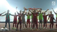 Pemain Timnas Indonesia U-19 merayakan kemenangan atas Kamboja U-19 pada laga persahabatan di Stadion Patriot Candrabhaga, Bekasi, Rabu (4/10). Indonesia U-19 unggul 2-0. (Liputan6.com/Helmi Fithriansyah)