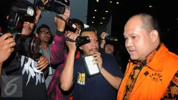 Tersangka Bupati Banyuasin, Yan Anton Ferdian berjalan ke luar Gedung KPK usai menjalani pemeriksaan, Jakarta, Kamis (10/11). Yan Anton diperiksa dalam kasus dugaaan menerima suap sebesar Rp 1 miliar. (Liputan6.com/Helmi Afandi)