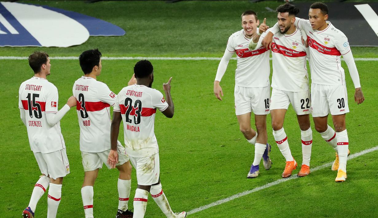 Para pemain Stuttgart merayakan gol yang dicetak oleh Nicolas Gonzalez ke gawang Borussia Dortmund pada laga Bundesliga di Stadion Signal Iduna Park, Minggu (13/12/2020). Stuttgart menang dengan skor 5-1. (AFP/Focke Strangmann)