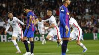 Alih-alih menyamakan kedudukan, Barcelona justru semakin tertinggal ketika Borre mencetak gol indah pada menit ke-36 sekaligus menutup babak pertama dengan skor 0-2. (AP/Joan Monfort)