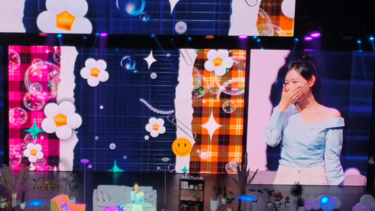 Ekspresi Malu-malu Kim Ji Won saat Nyanyikan Stupid Cupid di Fan Meeting Jakarta