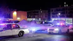  Petugas berjaga di dekat sebuah masjid usai penembakan di Quebec City, Kanada (29/1). Sekitar tiga orang bersenjata menembaki sekitar 40 orang di dalam Pusat Kebudayaan Islam Quebec City. (The Canadian Press/Francis Vachon)