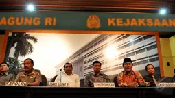 Kapolri, Jaksa Agung, Menkopolhukam, Komnas HAM dan BIN menggelar konferensi pers usai mengikuti rapat koordinasi terkait HAM di Gedung Kejaksaan Agung, Jakarta, Kamis (21/5/2015).  (Liputan6.com/Andrian M Tunay)
