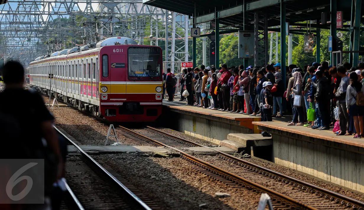 Penumpang menunggu kereta rel listrik (KRL) di Stasiun Manggarai, Jakarta, Selasa (28/3). Rute KRL Bekasi-Jakarta Kota akan mengalami perubahan. KRL tidak lagi melewati jalur Stasiun Manggarai, melainkan Stasiun Pasar Senen. (Liputan6.com/Faizal Fanani)