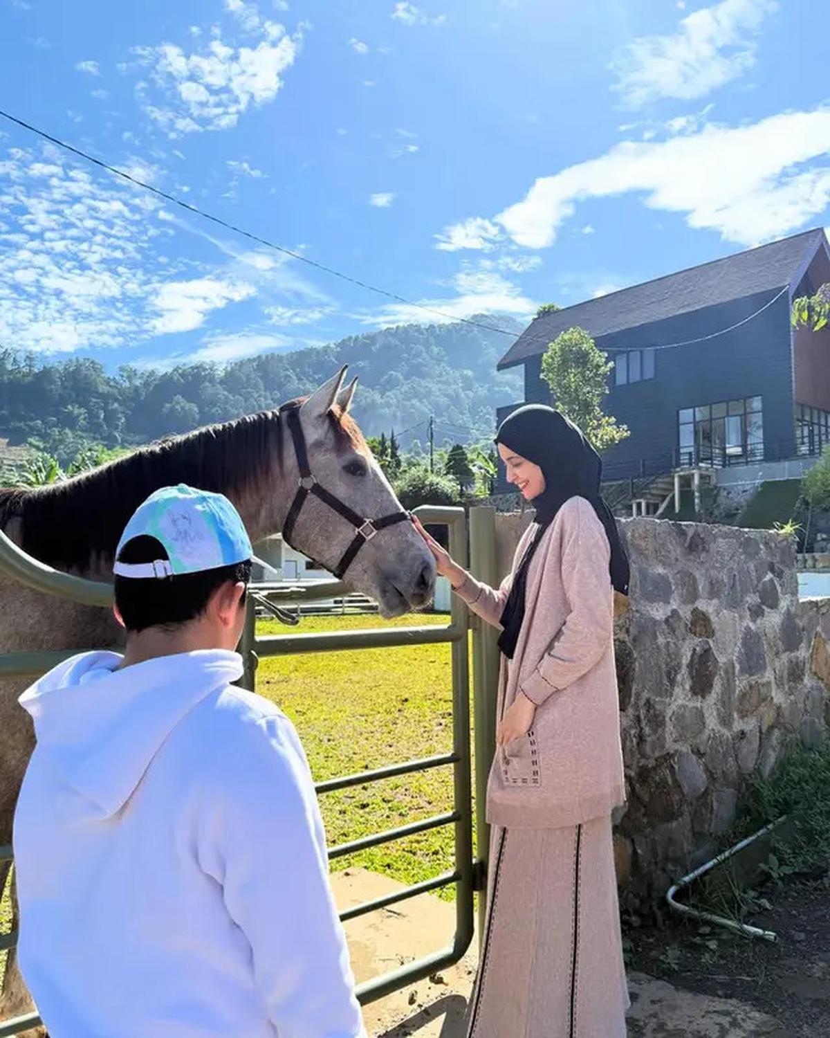 Suasana Rumah Baru Shireen Sungkar di Puncak, Ada Kandang Kuda dan Pemandangan Gunung