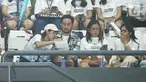 Pasangan artis Syahnaz Sadiqah (topi putih) dan Jeje Govinda (kemeja) duduk bersama menyaksikan pertandingan Lagi-lagi Tenis di Tennis Indoor Senayan, Jakarta Pusat, Jumat (23/6/2023). (Fimela.com/Bambang E Ros)