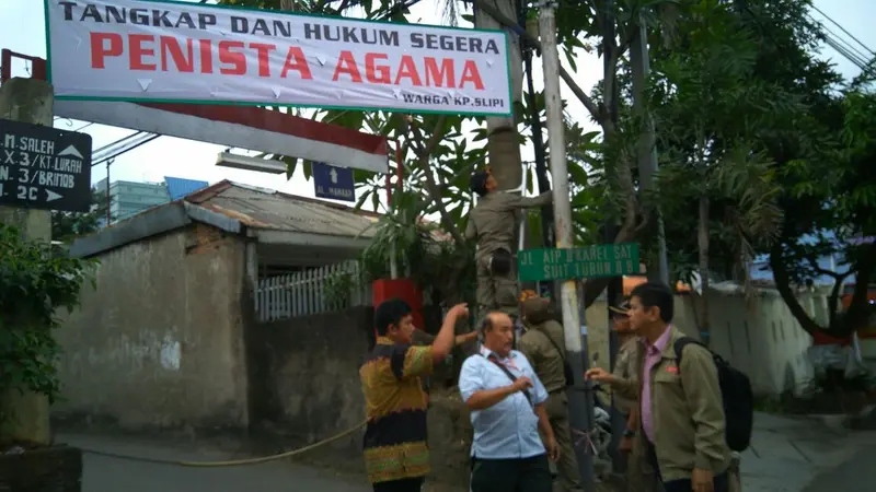 Spanduk Provokatif Soal Ahok Bertebaran di Jakarta Barat (Liputan6.com/Nila Chrisna Yulika)