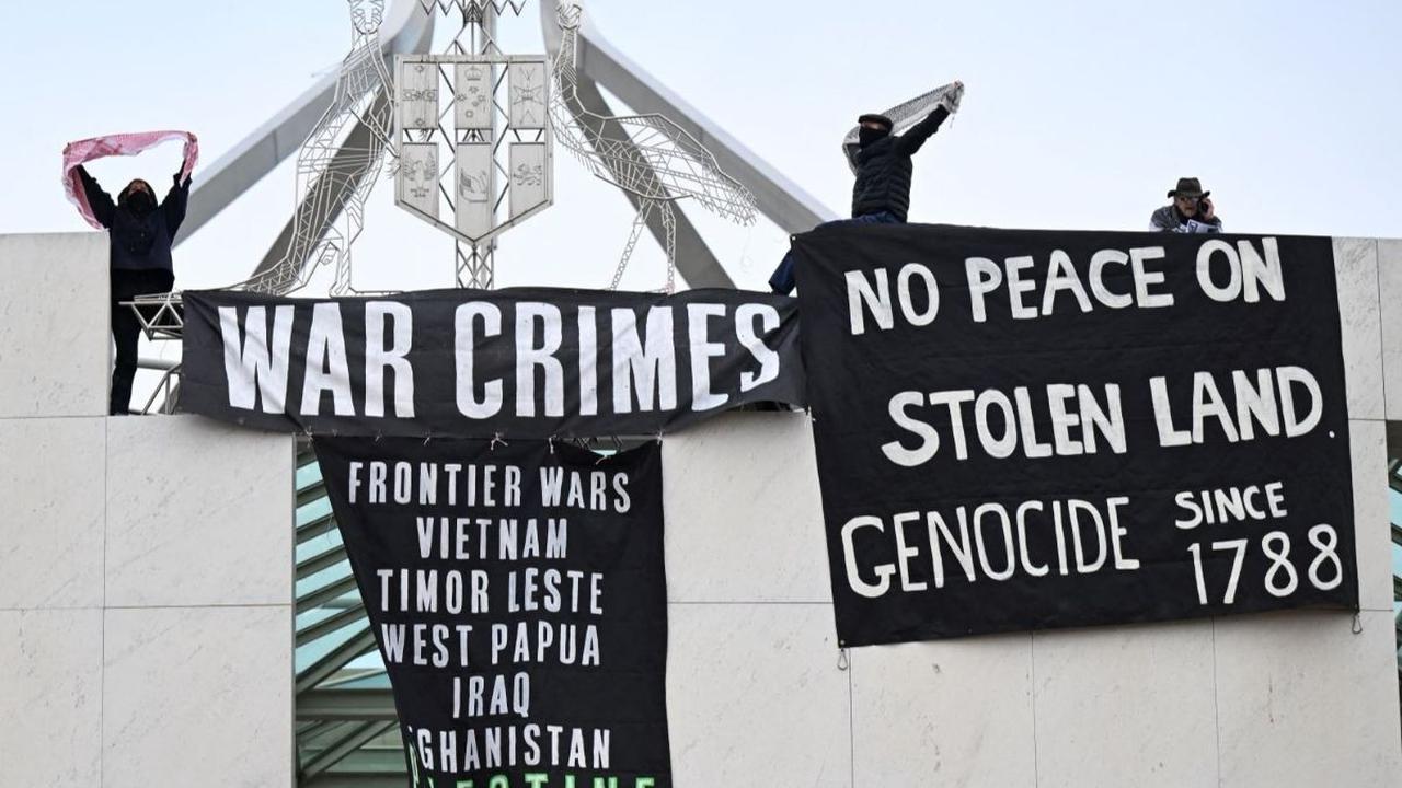 Sekelompok demonstran pro-Palestina berhasil memanjat Gedung Parlemen di Canberra.<br><br>Mereka membentangkan sejumlah spanduk sebagai bentuk dukungan terhadap Palestina. Foto: REUTERS / Tracey Nearmy<br>