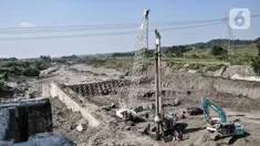 Aktivitas pembangunan Bendungan Cipamingkis di Desa Sukasirna, Jonggol, Jawa Barat, Minggu (1/8/2021). Pembangunan bendungan baru ini menggantikan bendungan lama yang jebol pada 2017 lalu. (merdeka.com/Iqbal S Nugroho)