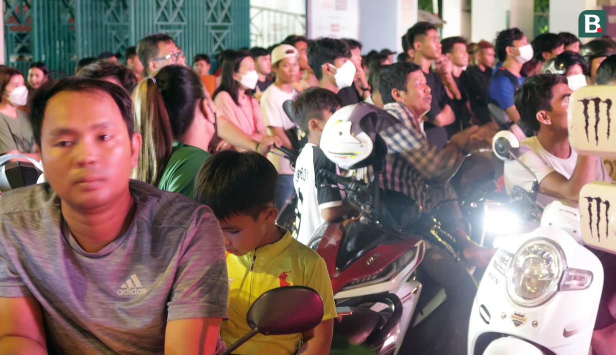 Ekspresi kekecewaan fans Timnas Kamboja U-22 yang menyaksikan pertandingan dari luar Olympic Stadium setelah tim kesayangannya dikalahkan Myanmar 0-2 dalam pertandingan ketiga Grup A SEA Games 2023, Minggu (7/5/2023). (Bola.com/Gregah Nurikhsani)