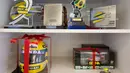 Produk-produk berlisensi yang berbau tentang Ayrton Senna dipajang di Institut Ayrton Senna di Sao Paulo, Brasil. (AFP/Alexandre Schneider)