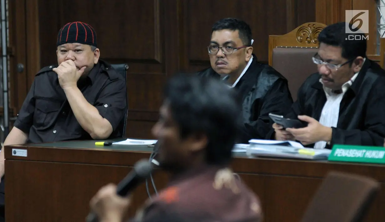 Terdakwa suap pemberian izin lokasi perkebunan di Kutai Kartanegara, Hery Sutanto Gun (kiri) saat sidang lanjutan di Pengadilan Tipikor, Jakarta, Selasa (27/3). Sidang beragenda mendengar keterangan saksi. (Liputan6.com/Helmi Fithriansyah)