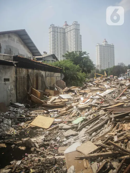 Suasana pembongkaran bangunan liar yang berada di dekat kali kecil di kawasan di Jalan Agung Perkasa VIII Sunter, Jakarta, Senin (18/11/2019). Pembongkaran tersebut ditujukan untuk menciptakan tata ruang ramah lingkungan dan sehat. (Liputan6.com/Faizal Fanani)