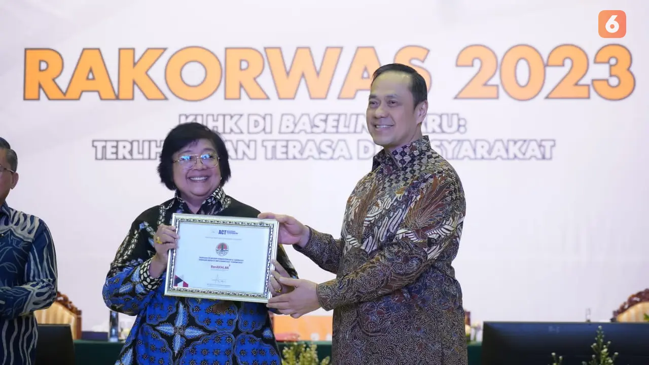 KLHK mendapatkan penghargaan juara 1 nasional BerAKHLAK nilai Harmonis