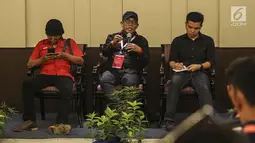 Politikus PDI Perjuangan Adian Napitupulu bersama Masinton Pasaribu  menjadi pembicara dalam serial diskusi dalam rangkaian Kongres PDI P ke V di Bali, Jumat (9/8/2019). Adian tampil santai mengenakan kupluk hitam, sementera Masinton memakai topi hitam dan sepatu sneakers. (Liputan6.com/Johan Tallo)