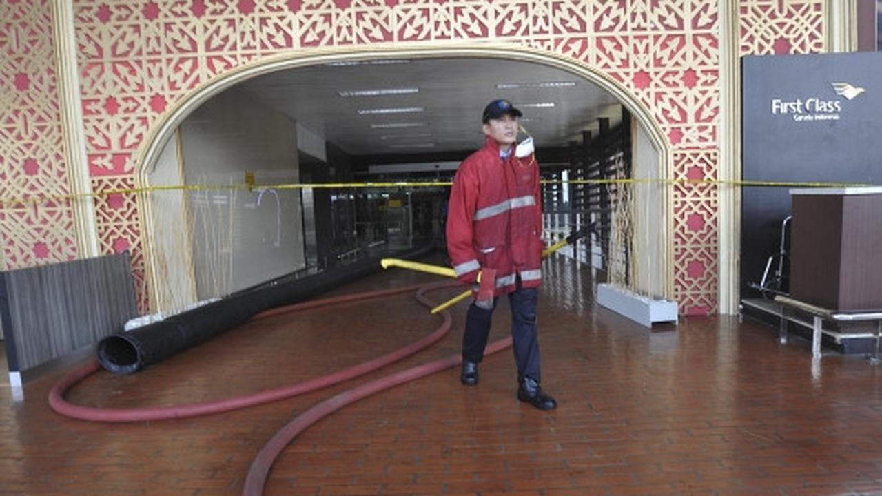 Suasana Terminal 2E Bandara Soekarno-Hatta pascakebakaran