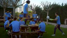 Akun Youtube saluran UEFA TV mengunggah kemampuan tim Barcelona yunior mengolah Si Kulit Bundar di halaman sembari menanti jamuan makan malam.
