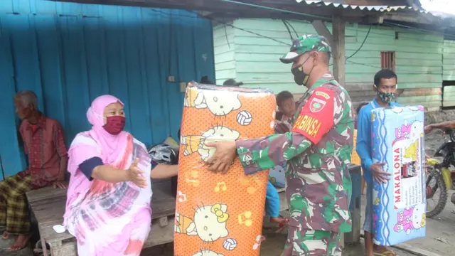 Bantuan kasur lipat Pangdam XIV Hasanuddin Mayjen TNI Andi Sumangerukka kepada warga korban banjir bandang Kolaka Utara.(Liputan6.com/Ahmad Akbar Fua)
