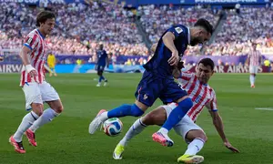 Pemain Praguay Junior Alonso berebut bola dengan pemain Prancis  Rayan Cherki saat  pertandingan sepak bola babak 16 besar Piala Dunia di Philadelphia, Sabtu (04/07/2026). (AP Photo/Matt Slocum)