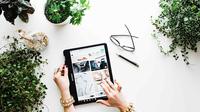 Ilustrasi belanja tanaman hias online. (dok. Unsplash.com/Brook Lark)