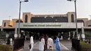 Bandar Udara Internasional Jinnah membatalkan seluruh penerbangan domestik dan internasional menyusul ketegangan antara Pakistan dan India. (Asif HASSAN/AFP)
