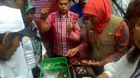 Menteri Sosial Khofifah Indar Parawansa memborong batu akik di Bogor. (Liputan6.com/Bima Firmansyah)