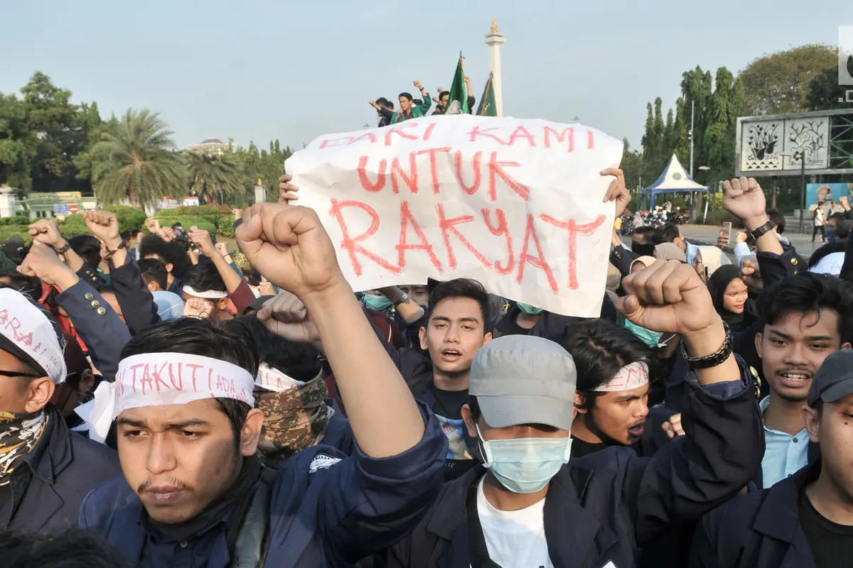 Protes Utang Negara, Mahasiswa Bakar Ban di Depan Istana