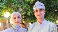 Pesona Desy Ratnasari Berbalut Kebaya di Resepsi Pernikahan Putri Zulhas, Enggan Menua